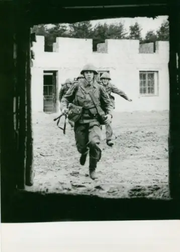 Foto Manöver der NVA, Nationale Volksarmee, DDR, Soldaten im Straßenkampf