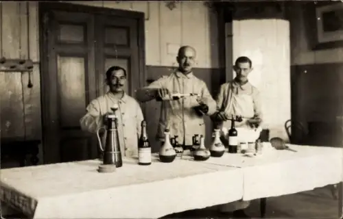 Foto Ak Deutsche Soldaten im Lazarett, Flaschen