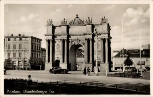 Ak Potsdam, Brandenburger Tor, Fahnenstangen, Auto, Passanten