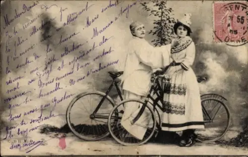 Ak Liebespaar, Radfahrer, Fahrräder