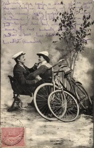 Ak Mann und Frau mit Fahrrädern, Liebespaar