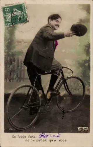 Ak Mann mit Hut auf Fahrrad grüßt