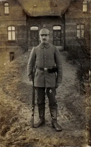Foto Ak Deutscher Soldat in Uniform, Pickelhaube, Gewehr