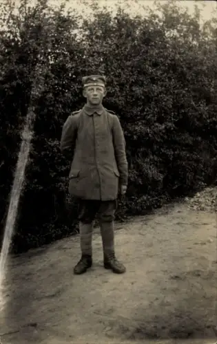 Ak Deutscher Soldat in Uniform, Schwarz-weiss Foto eines Soldaten im Ersten Weltkrieg in Unifo...