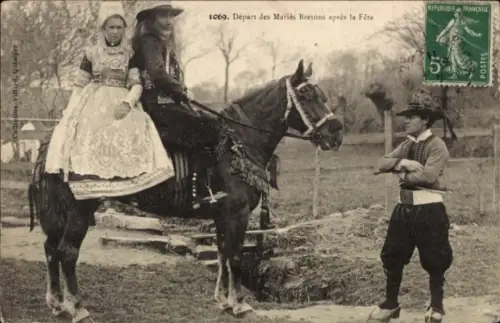 CPA Départ des Mariés Bretons après la Fête