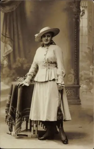 Foto Ak Porträt einer jungen Frau, Rock, Hut, Mode