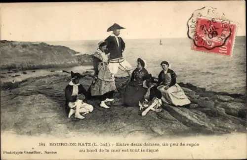 Ak Le Bourg de Batz Batz sur Mer Loire Atlantique, Gruppe in Trachten an der Küste