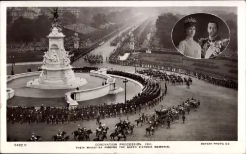 Ak London, Krönungsprozession George V. 1911, Queen Victoria Memorial
