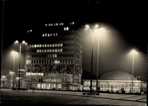 Ak Berlin Mitte, Alexanderplatz, Haus des Lehrers, Kongresshalle, Nachtbeleuchtung
