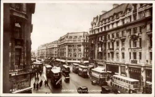 Ak City of Westminster London England, Oxford Circus,  Straßenansicht, Busse, Westminster Bank