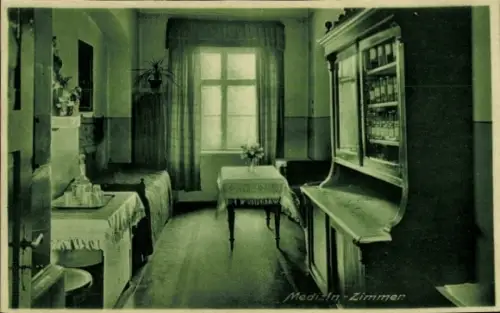 Ak Świdnica Schweidnitz Schlesien, Medizin-Zimmer, Innenansicht, Tisch, Fenster, Möbel