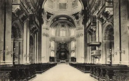 Ak Salzburg in Österreich, Innenansicht einer Kirche, hohe Decken, Säulen, Bänke
