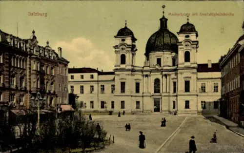 Ak Salzburg in Österreich,  Mackartplatz, Dreifaltigkeitskirche, Menschen auf der Straße