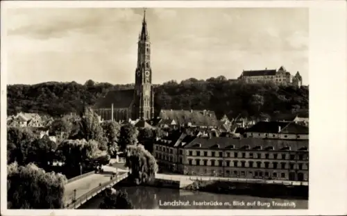 Ak Landshut in Niederbayern,  Isarbrücke, Blick auf Burg Traushil, Uhrturm, Fluss