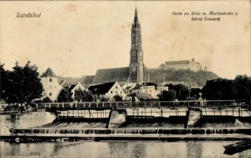 Ak Landshut in Niederbayern,  Martinskirche, Schloss Trausnitz, Fluss mit Wehr