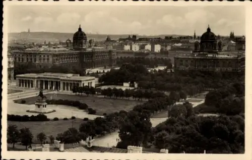 Ak Wien 1 Innere Stadt, Heldenplatz mit Museum, Statue, Bäume, Stadtansicht