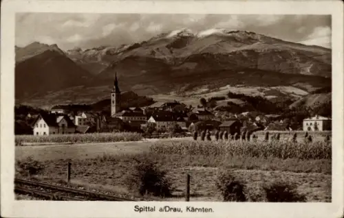 Ak Spittal an der Drau Kärnten, Berglandschaft,  Kirche, Häuser, Felder