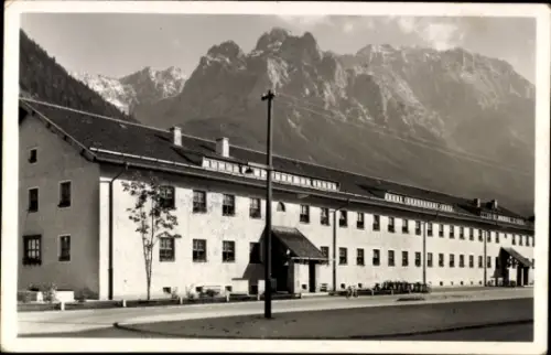 Ak Mittenwald in Oberbayern, Straßenpartie an einem Gebäude