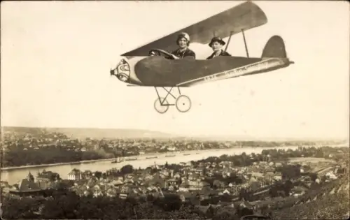 Foto Ak Frauen im Flugzeug, Fotomontage