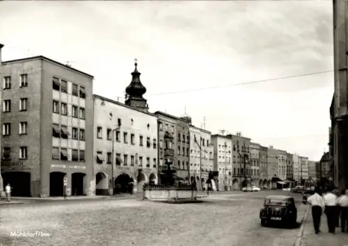 Ak Mühldorf am Inn Oberbayern, Brunnen auf dem Platz