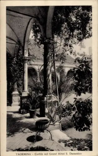 Ak Taormina Sicilia,  Innenhof im Grand Hôtel S. Domenico, Pflanzen, Säulen