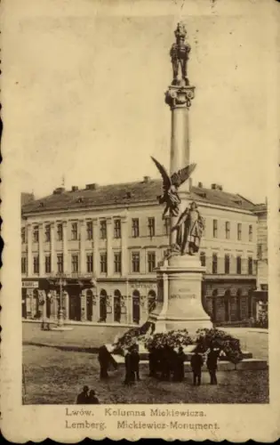 Ak Lwiw Lwów Lemberg Léopol Ukraine, Mickiewicz-Denkmal,  Statue mit Engel, Menschenmenge, Blumen