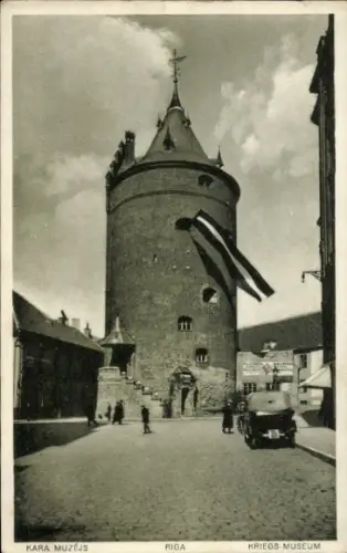 Ak Riga Lettland, Kara Muzejs,  Kriegs-Museum, Flagge, Auto