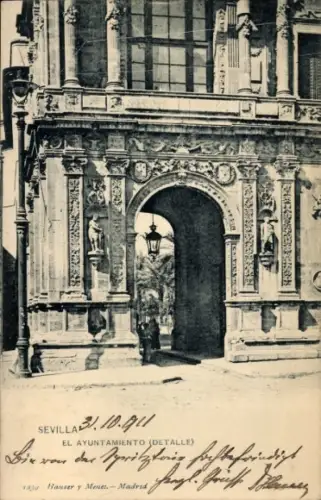Ak Sevilla Andalusien, Detailansicht des Rathauses in  Person im Torbogen,  