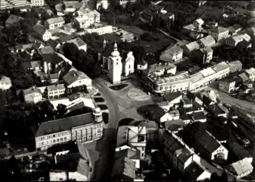 Ak Červený Kostelec Rothkosteletz Region Königgrätz, Luftaufnahme von  Straßen, Gebäude, Kirche, 