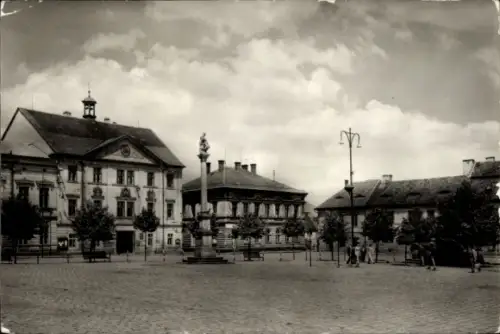 Ak Jirkov Görkau Region Aussig, Platz mit Statue, Bäume, Gebäude,  Architektur