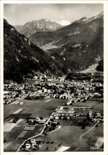 Ak Chur Kanton Graubünden, Luftaufnahme von  Berge im Hintergrund, Schwarz-Weiß-Foto