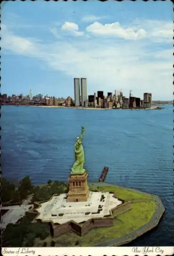 Ak New York City USA, Statue of Liberty,  Wasseransicht, Twin Towers im Hintergrund