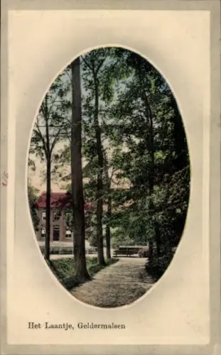 Ak Geldermalsen Gelderland, Waldweg, Bäume, Gebäude im Hintergrund, Text: Het Laantje, Geldermals
