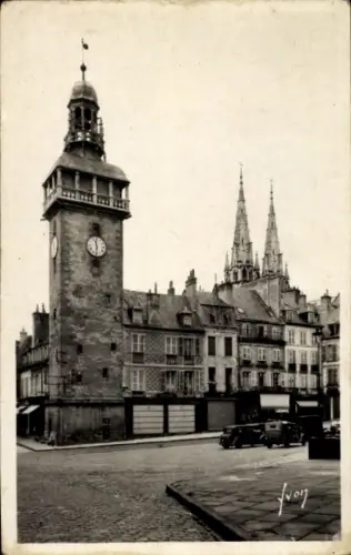 Ak Moulins Allier, Stadtplatz mit Uhrturm, gotischen Türmen, Autos,  Gebäude