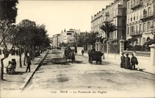Ak Nice Nizza Alpes Maritimes, Promenade des Anglais, Pferdekutschen, Spaziergänger, Palmen