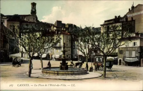 Ak Cannes Alpes Maritimes,  Platz des Hôtel-de-Ville, Brunnen, Bäume, Pferdewagen
