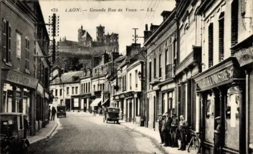Ak Laon Aisne, Straße mit Häusern, Autos, Menschen, Blick auf die Kathedrale