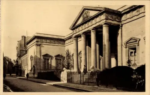 Ak Orléans Loiret, Le Palais de Justice, Gebäude mit Säulen, Straße, Bäume