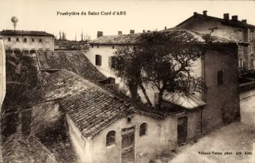 Ak Ars en Ré Île de Ré Charente Maritime, Presbytère du Saint Curé d'ARS, Gebäude mit Dach und Bä