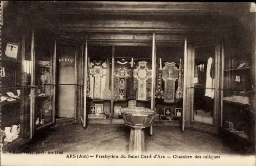 Ak Ars sur Formans Ain, Innenansicht eines Raumes, Reliquien, Schränke, Beschriftung SORTIE