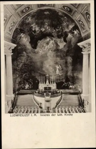 Ak Ludwigslust in Mecklenburg,  Inneres der luth. Kirche, Gemälde, Altar, Treppe