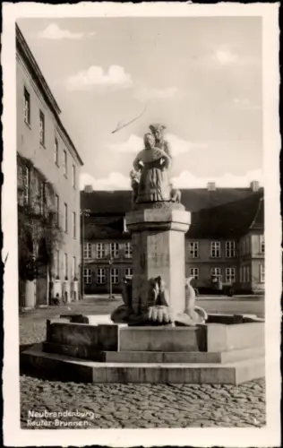 Ak Neubrandenburg in Mecklenburg, Brunnen mit Statue,  Reuter-Brunnen,  