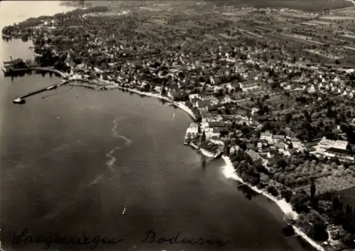 Ak Langenargen am Bodensee, Luftaufnahme von Langenargen, Bodensee, Schiffe, Ufer, Bäume