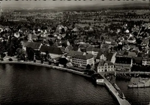 Ak Langenargen am Bodensee, Luftaufnahme von Langenargen, Bodensee, Häuser, Wasser, Bäume