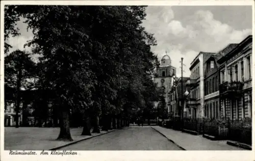 Ak Neumünster in Holstein,  Kleinflecken, Bäume, Straßenansicht,  Gebäude