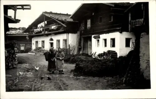 Ak Volary Wallern Südböhmen, Wohnhäuser, Frauen, Straßenpartie