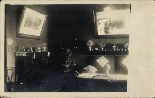 Foto Ak Quingdao Tsingtau Kiautschou China, deutsche Kolonie, Innenansicht eines Zimmers