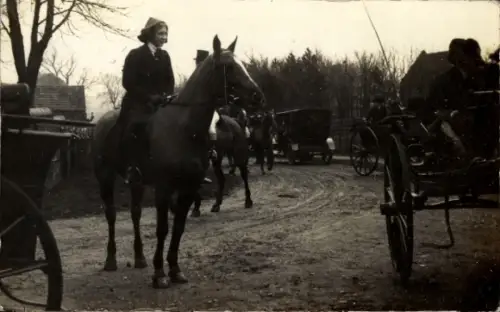 Foto Ak Melton East Midlands England, Reiterin auf einem Pferd, Kutschen, Fuhrwerke