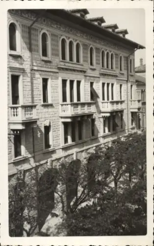 Ak Grado Friuli Venezia Giulia, Hotelgebäude, Fenster, Balkone, Garten