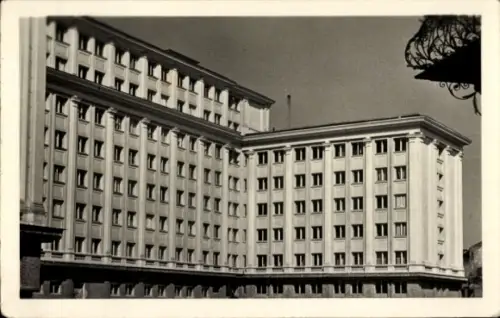 Ak Rzeszów Polen, Modernes Gebäude, klarem Himmel, architektonisches Detail